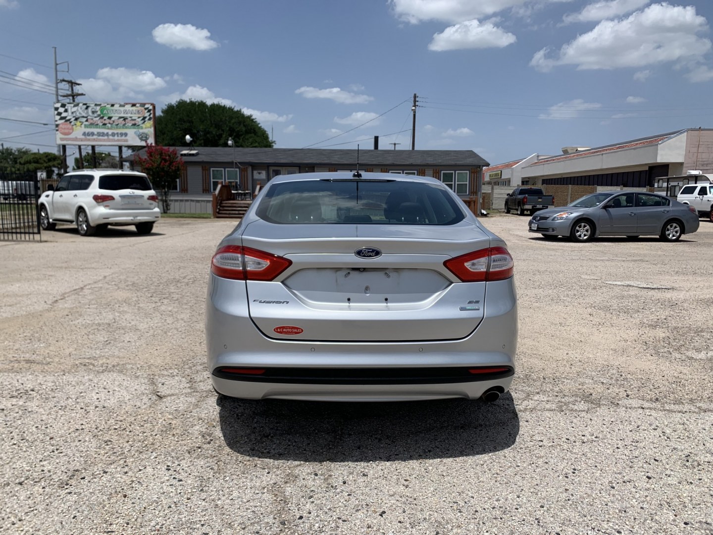 2016 Silver /Black Ford Fusion SE (3FA6P0HD5GR) with an 1.5L L4 DOHC 16V engine, Automatic transmission, located at 1830 North Belt Line Road, Irving, TX, 75061, (469) 524-0199, 32.834373, -96.993584- Photo#4