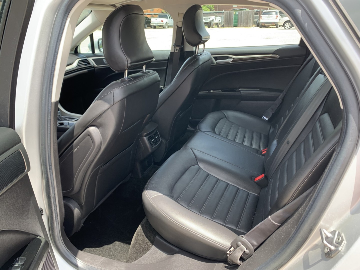 2016 Silver /Black Ford Fusion SE (3FA6P0HD5GR) with an 1.5L L4 DOHC 16V engine, Automatic transmission, located at 1830 North Belt Line Road, Irving, TX, 75061, (469) 524-0199, 32.834373, -96.993584- Photo#8