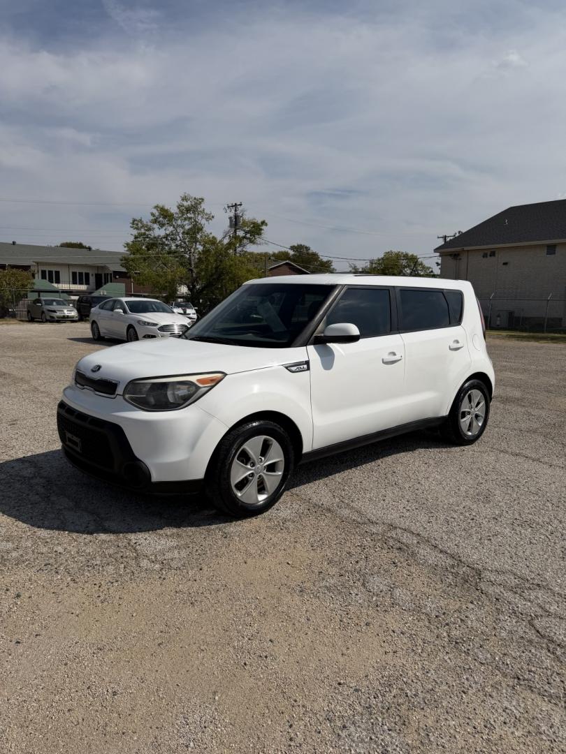 2015 White /Black Kia Soul Base (KNDJN2A23F7) with an 1.6L L4 DOHC 16V engine, AUTOMATIC transmission, located at 1830 North Belt Line Road, Irving, TX, 75061, (469) 524-0199, 32.834373, -96.993584- Photo#2