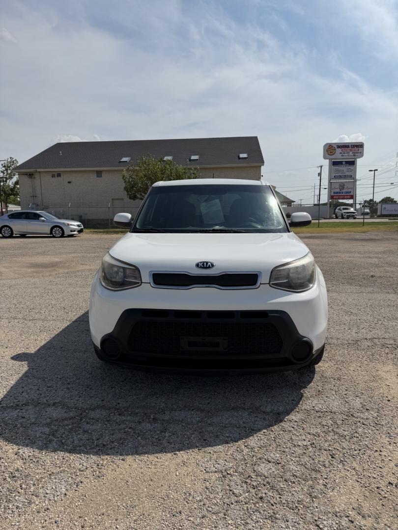 2015 White /Black Kia Soul Base (KNDJN2A23F7) with an 1.6L L4 DOHC 16V engine, AUTOMATIC transmission, located at 1830 North Belt Line Road, Irving, TX, 75061, (469) 524-0199, 32.834373, -96.993584- Photo#1