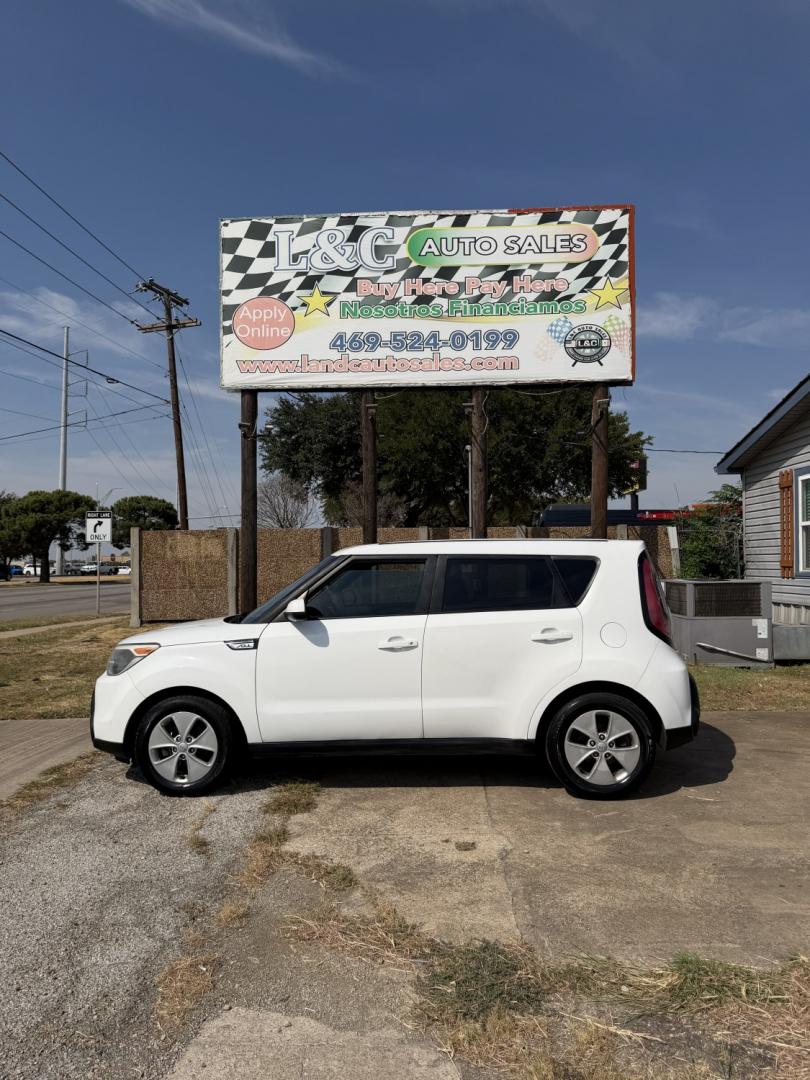 2015 White /Black Kia Soul Base (KNDJN2A23F7) with an 1.6L L4 DOHC 16V engine, AUTOMATIC transmission, located at 1830 North Belt Line Road, Irving, TX, 75061, (469) 524-0199, 32.834373, -96.993584- Photo#0