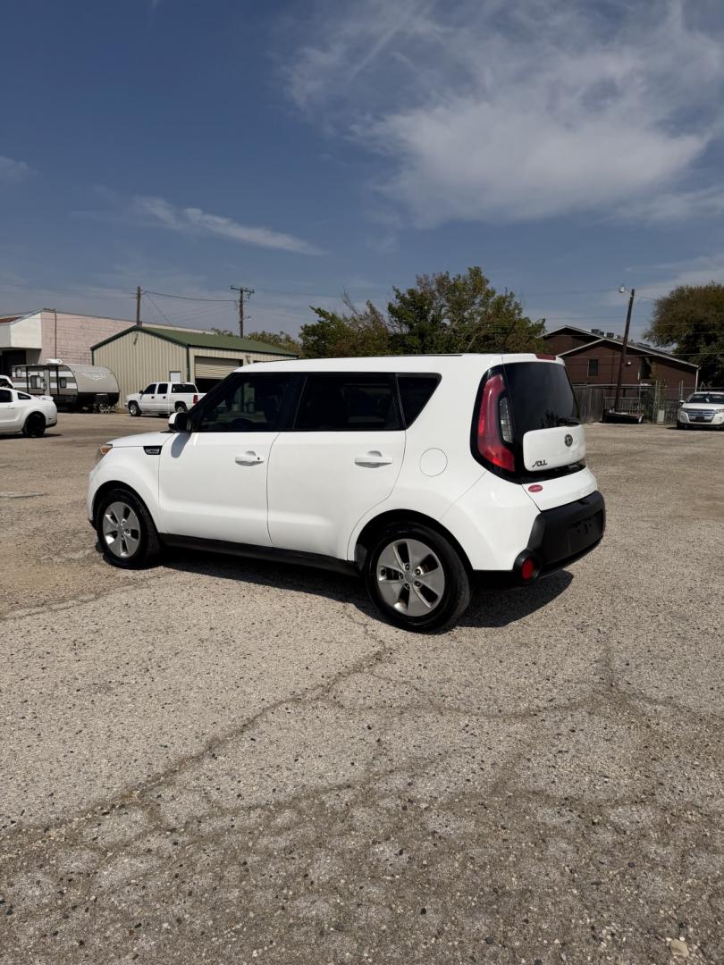 2015 White /Black Kia Soul Base (KNDJN2A23F7) with an 1.6L L4 DOHC 16V engine, AUTOMATIC transmission, located at 1830 North Belt Line Road, Irving, TX, 75061, (469) 524-0199, 32.834373, -96.993584- Photo#3