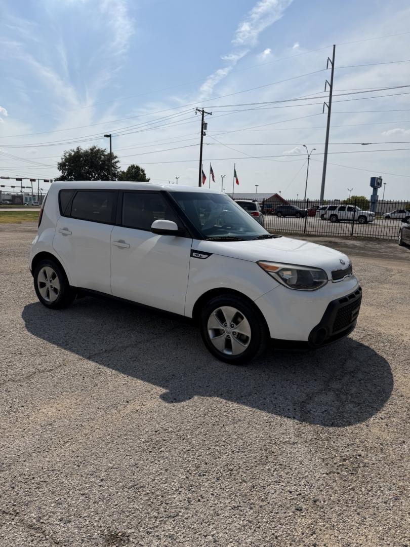 2015 White /Black Kia Soul Base (KNDJN2A23F7) with an 1.6L L4 DOHC 16V engine, AUTOMATIC transmission, located at 1830 North Belt Line Road, Irving, TX, 75061, (469) 524-0199, 32.834373, -96.993584- Photo#4