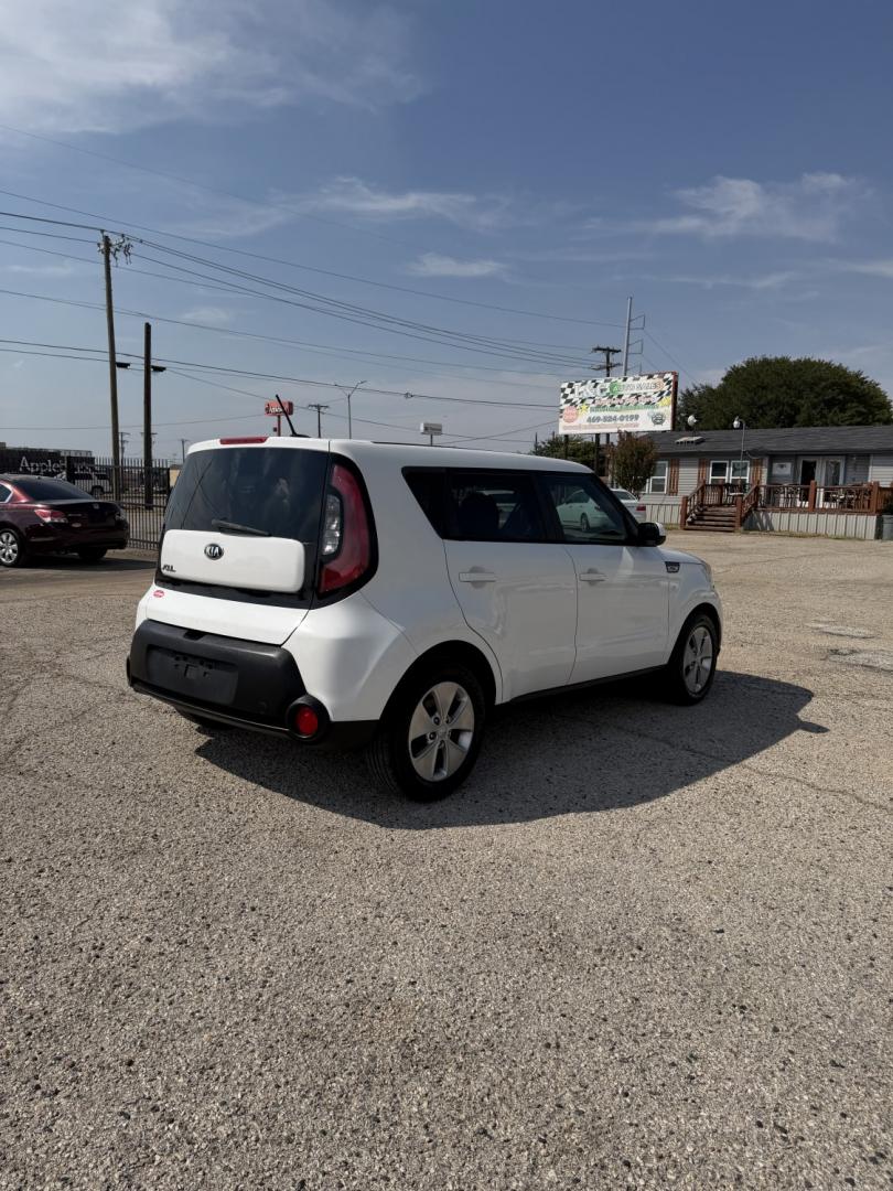 2015 White /Black Kia Soul Base (KNDJN2A23F7) with an 1.6L L4 DOHC 16V engine, AUTOMATIC transmission, located at 1830 North Belt Line Road, Irving, TX, 75061, (469) 524-0199, 32.834373, -96.993584- Photo#5