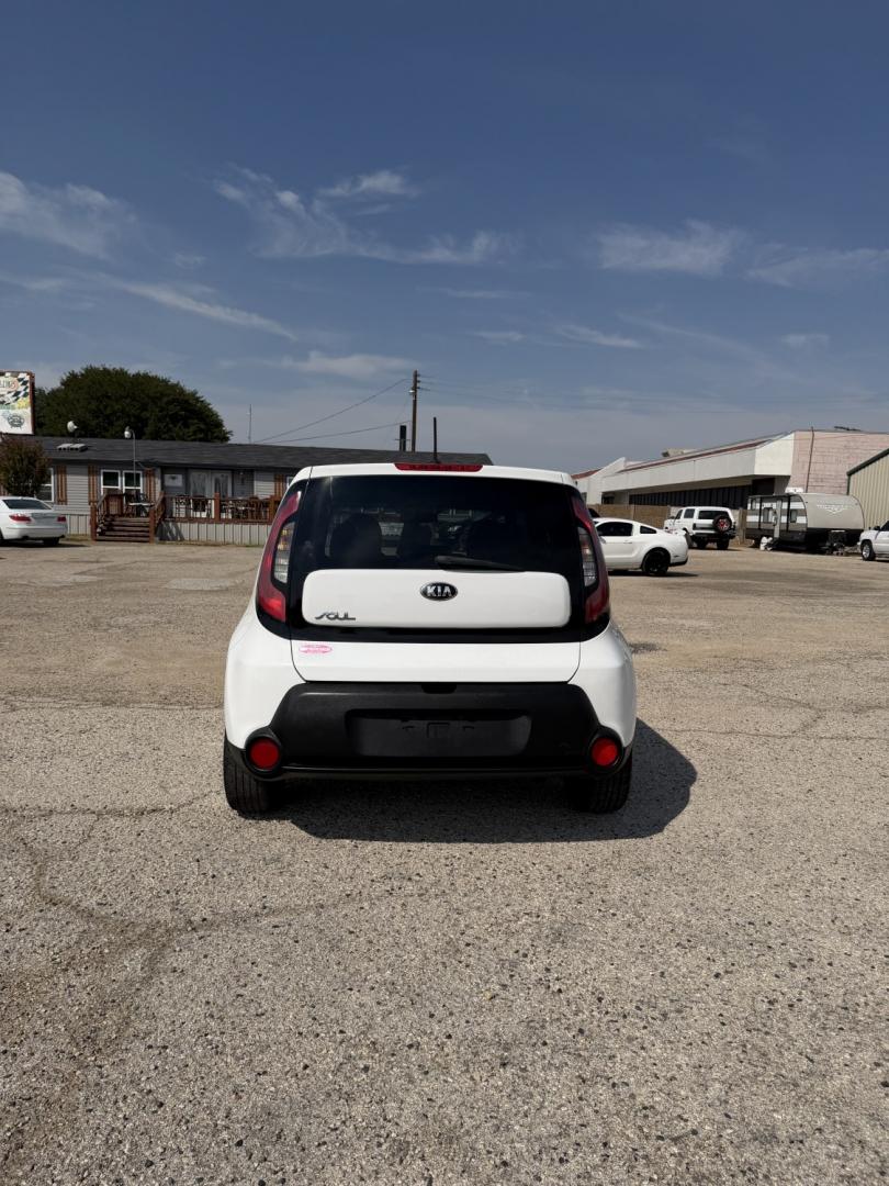 2015 White /Black Kia Soul Base (KNDJN2A23F7) with an 1.6L L4 DOHC 16V engine, AUTOMATIC transmission, located at 1830 North Belt Line Road, Irving, TX, 75061, (469) 524-0199, 32.834373, -96.993584- Photo#6