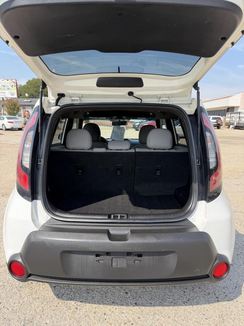 2015 White /Black Kia Soul Base (KNDJN2A23F7) with an 1.6L L4 DOHC 16V engine, AUTOMATIC transmission, located at 1830 North Belt Line Road, Irving, TX, 75061, (469) 524-0199, 32.834373, -96.993584- Photo#7