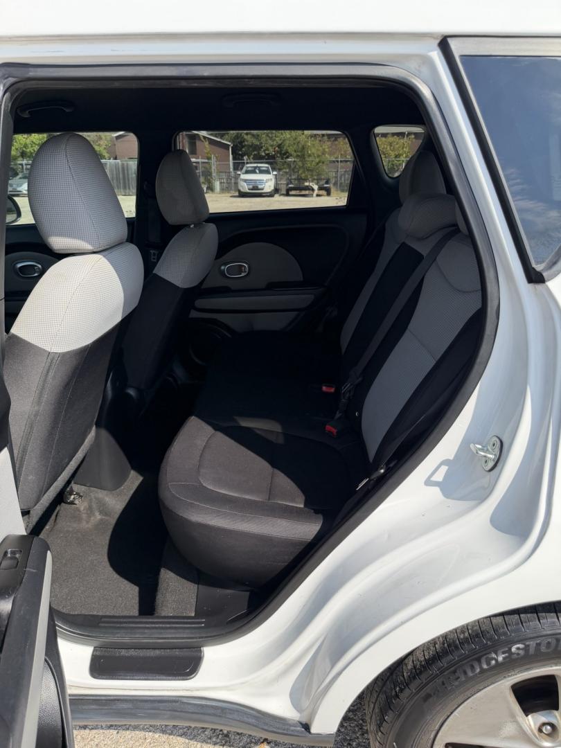 2015 White /Black Kia Soul Base (KNDJN2A23F7) with an 1.6L L4 DOHC 16V engine, AUTOMATIC transmission, located at 1830 North Belt Line Road, Irving, TX, 75061, (469) 524-0199, 32.834373, -96.993584- Photo#8