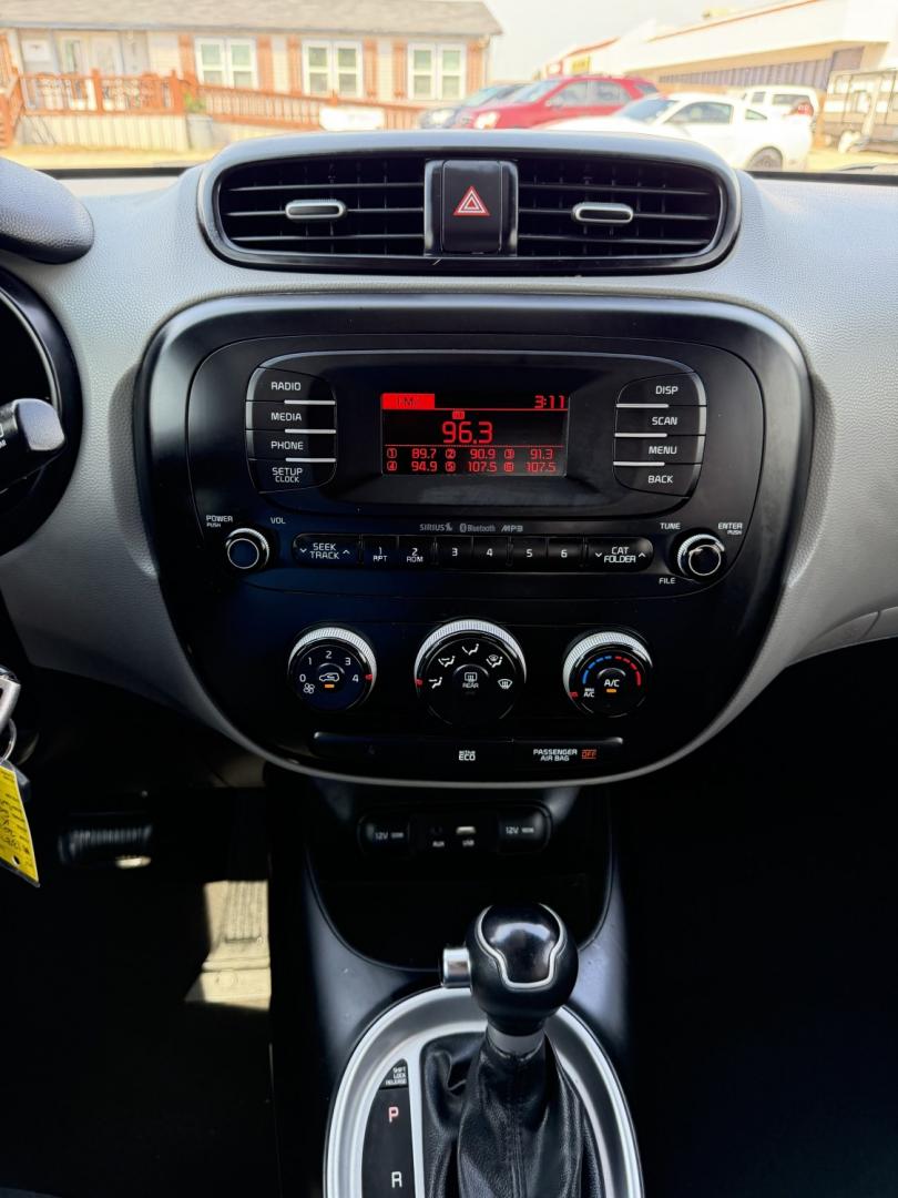2015 White /Black Kia Soul Base (KNDJN2A23F7) with an 1.6L L4 DOHC 16V engine, AUTOMATIC transmission, located at 1830 North Belt Line Road, Irving, TX, 75061, (469) 524-0199, 32.834373, -96.993584- Photo#11
