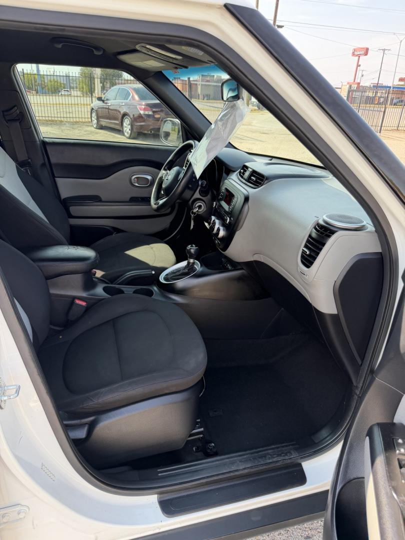 2015 White /Black Kia Soul Base (KNDJN2A23F7) with an 1.6L L4 DOHC 16V engine, AUTOMATIC transmission, located at 1830 North Belt Line Road, Irving, TX, 75061, (469) 524-0199, 32.834373, -96.993584- Photo#12