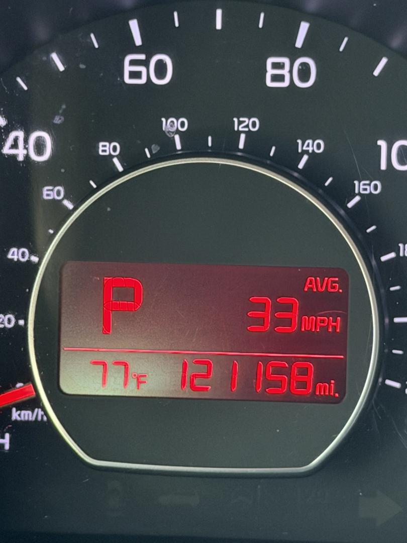 2015 White /Black Kia Soul Base (KNDJN2A23F7) with an 1.6L L4 DOHC 16V engine, AUTOMATIC transmission, located at 1830 North Belt Line Road, Irving, TX, 75061, (469) 524-0199, 32.834373, -96.993584- Photo#13