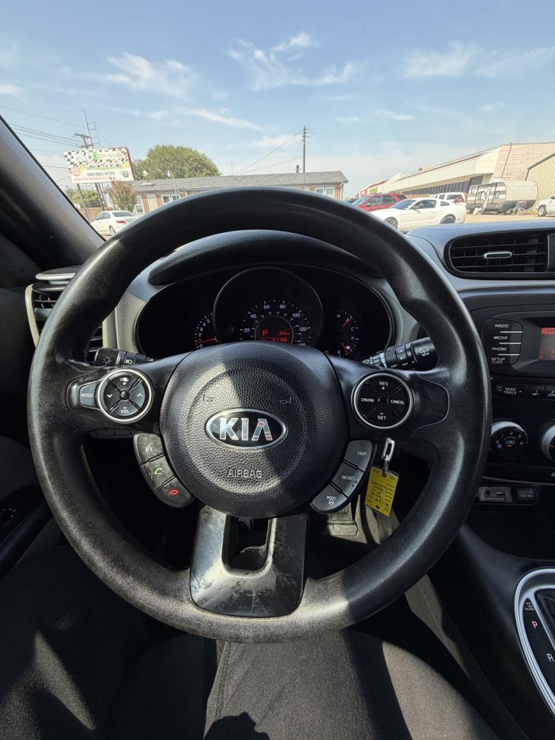 2015 White /Black Kia Soul Base (KNDJN2A23F7) with an 1.6L L4 DOHC 16V engine, AUTOMATIC transmission, located at 1830 North Belt Line Road, Irving, TX, 75061, (469) 524-0199, 32.834373, -96.993584- Photo#14